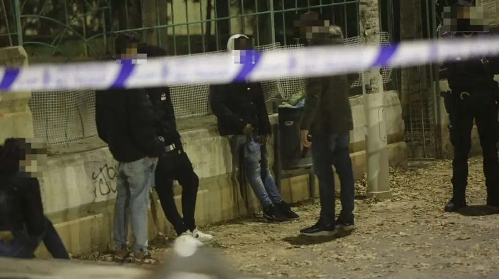 Apu&ntilde;alan a un joven en And&uacute;jar ante una multitud