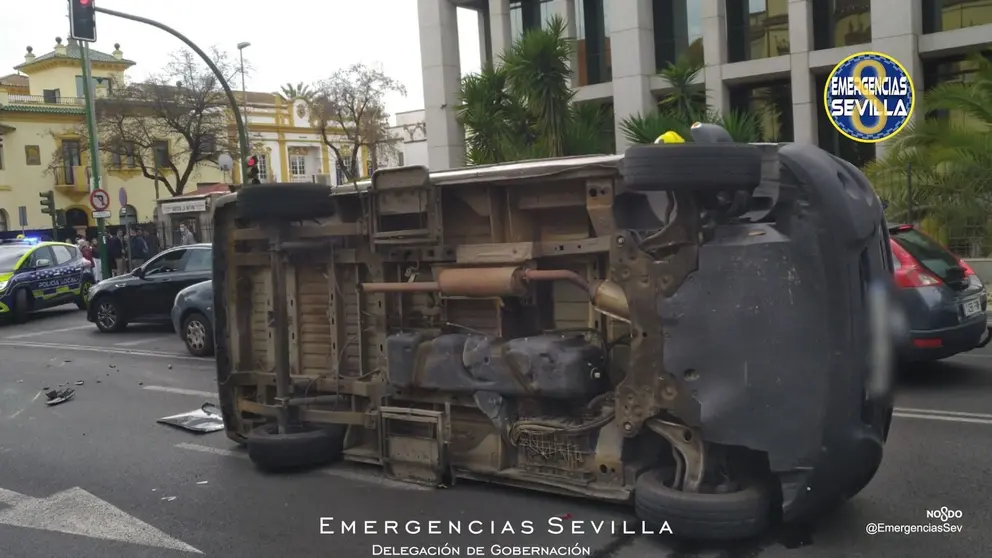 Vuelca una ambulancia en Sevilla tras chocar contra un coche