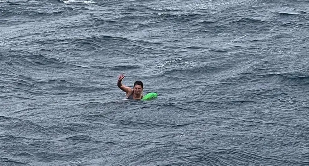 Un ba&ntilde;ista es arrastrado mar adentro en la playa de Los Lances