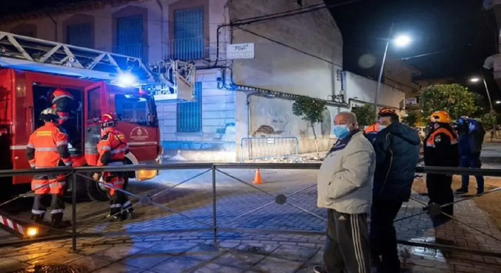 Desalojado un edificio por el incendio de un piso en Granada capital