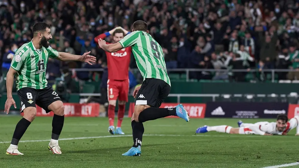 Borja Iglesias celebra su gol en el Real Betis - Rayo Vallecano | Salvador L&oacute;pez para El MIRA