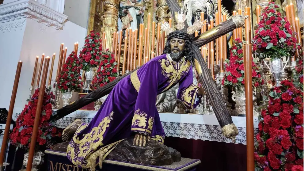 Sant&iacute;simo Cristo de las Tres Ca&iacute;das en su veneraci&oacute;n