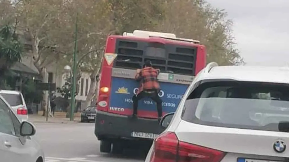Una persona se cuelga de un autob&uacute;s en marcha en Sevilla