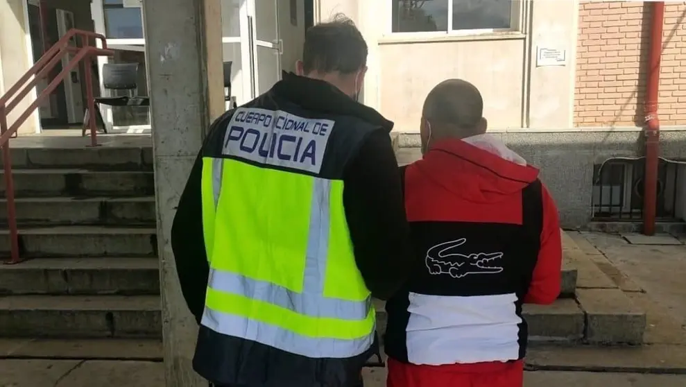 Roba con arma blanca en plena calle a varios menores en Sevilla