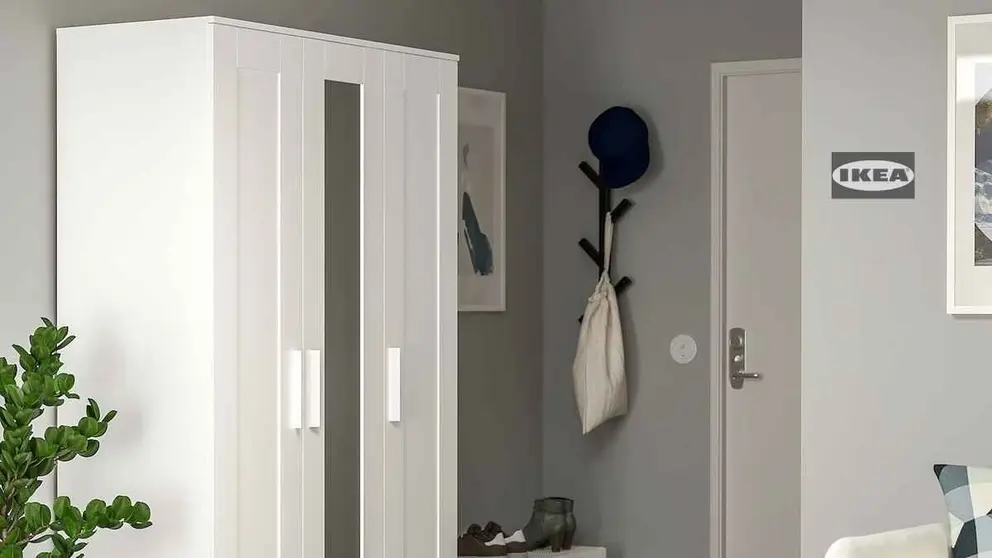 Ikea soluciona con este bonito armario la falta de espacio en los dormitorios y la necesidad de guardar la ropa