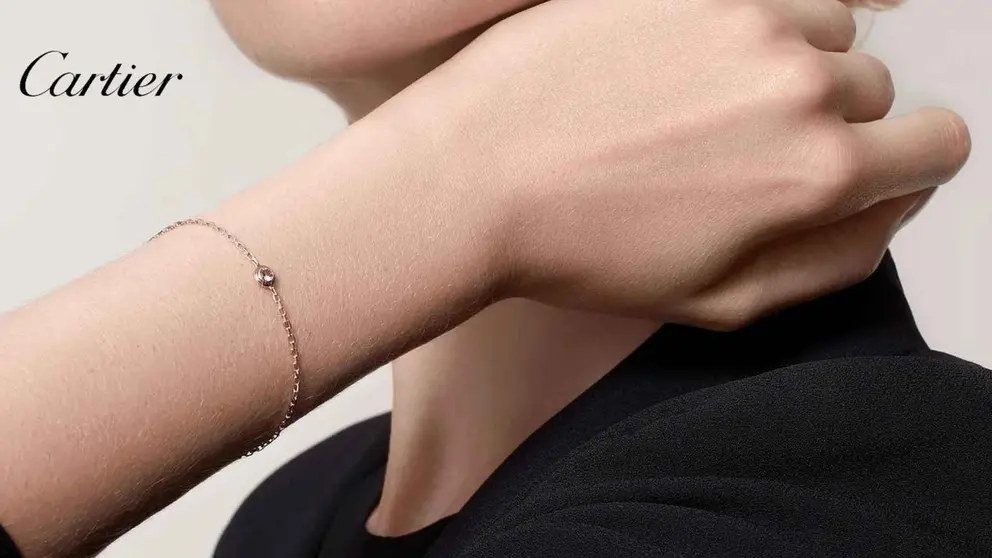 La alta joyer&iacute;a m&aacute;s asequible de Cartier: pulsera de oro rosa y zafiro que enamora