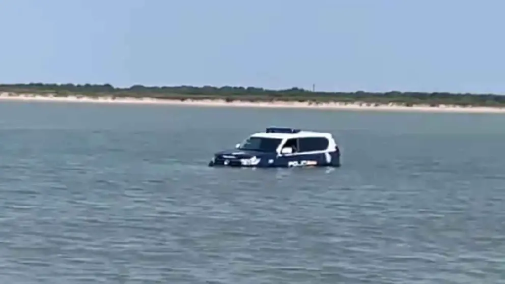 Coche de la Polic&iacute;a Nacional en el agua en Sanl&uacute;car