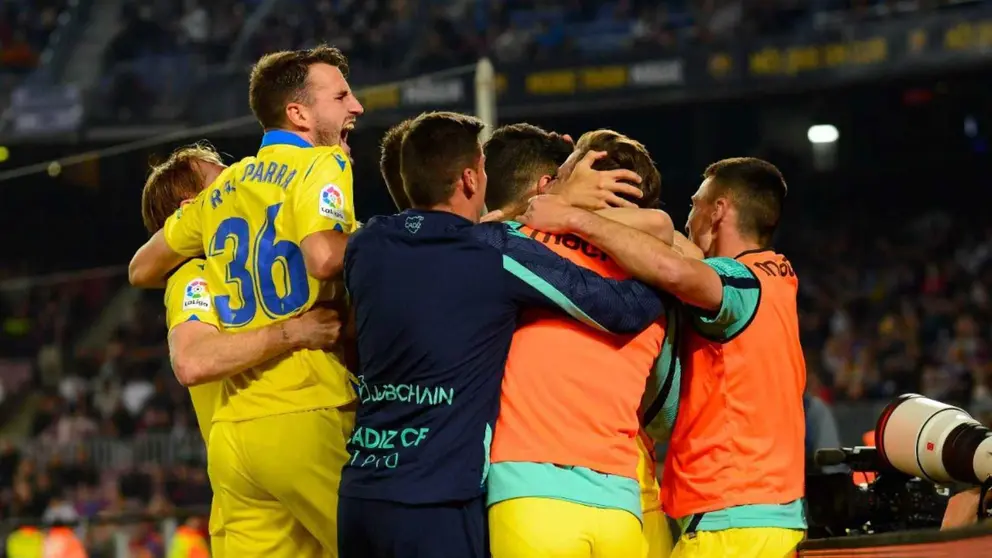 Los jugadores del C&aacute;diz se abrazan tras anotar el gol | CCF