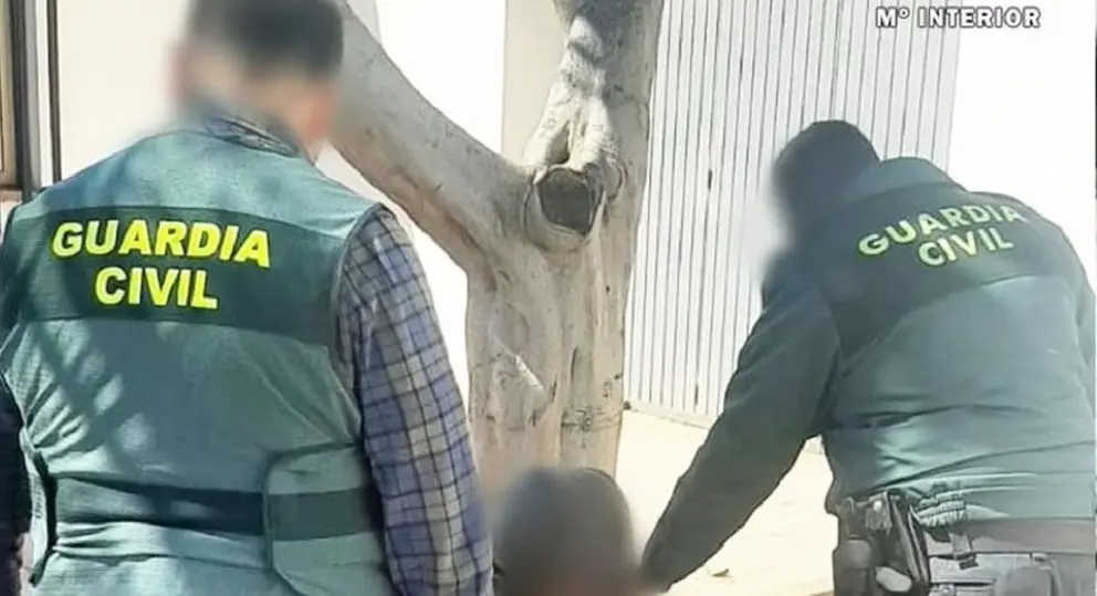 Escala hasta 10 metros para robar en varias naves industriales de N&iacute;jar