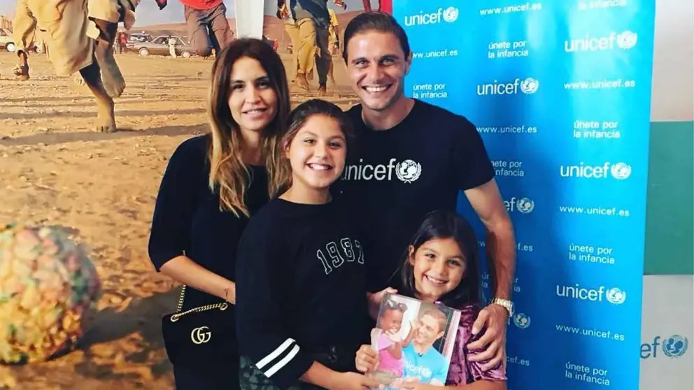 Joaqu&iacute;n S&aacute;nchez junto a Susana Saborido y sus hijas en un acto de Unicef
