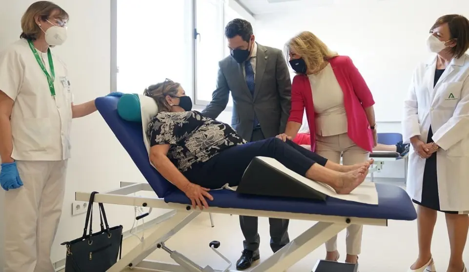 Juanma Moreno inaugura el nuevo centro de salud de San Pedro Alc&aacute;ntara