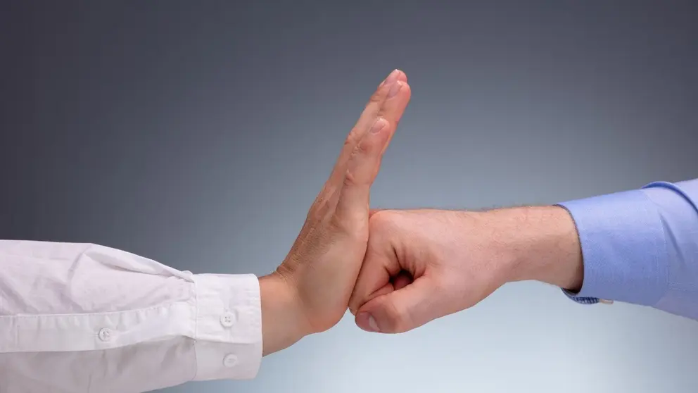 Pega un pu&ntilde;etazo al m&eacute;dico que atendi&oacute; a su beb&eacute; reci&eacute;n nacido en Almer&iacute;a