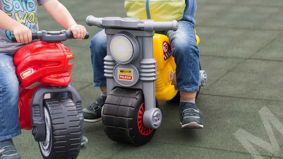Dos ni&ntilde;os de 2 a&ntilde;os escapan de una guarder&iacute;a en Almer&iacute;a en motos de juguete