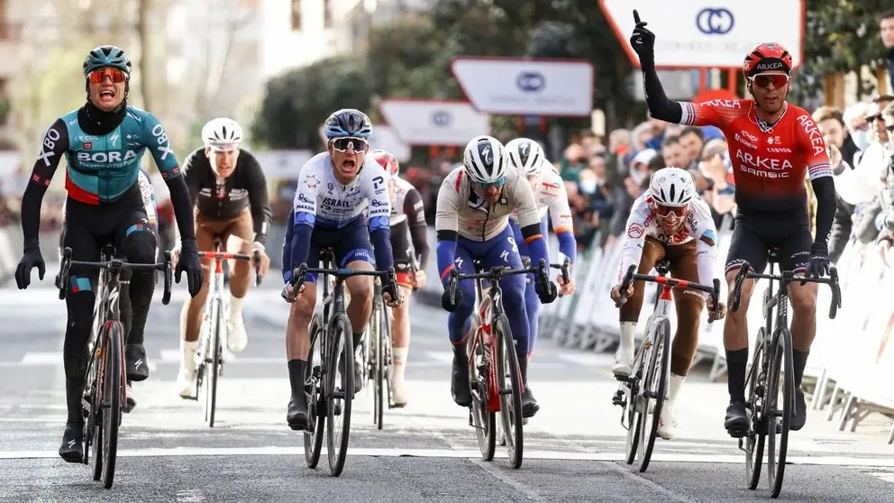 Warren Barguil se impone en el sprint final en el Gran Premio Miguel Indur&aacute;in
