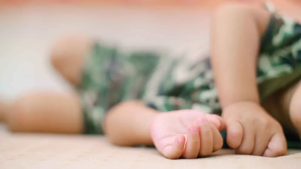 Un beb&eacute; en una foto de archivo