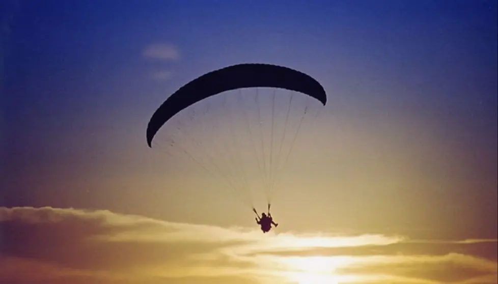 Cae al vac&iacute;o mientras volaba con su parapente en La Cabra