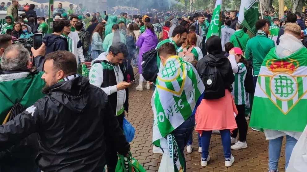 Ultras del Real Betis acaban a palos en la final de Copa del Rey: un herido grave tras ser apu&ntilde;alado