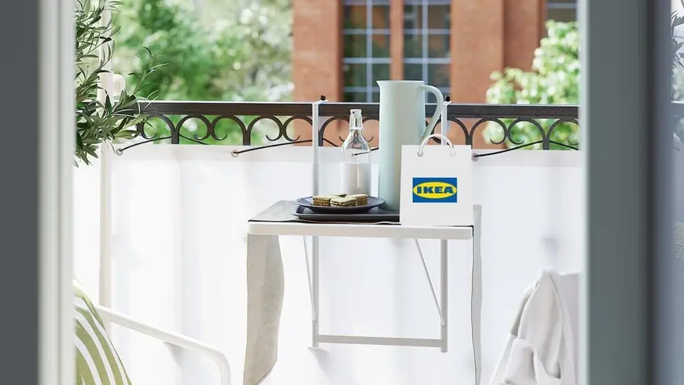 Ikea lanza la mesa de terraza que va colgada a la barandilla: ganas espacio para disfrutar de las vistas