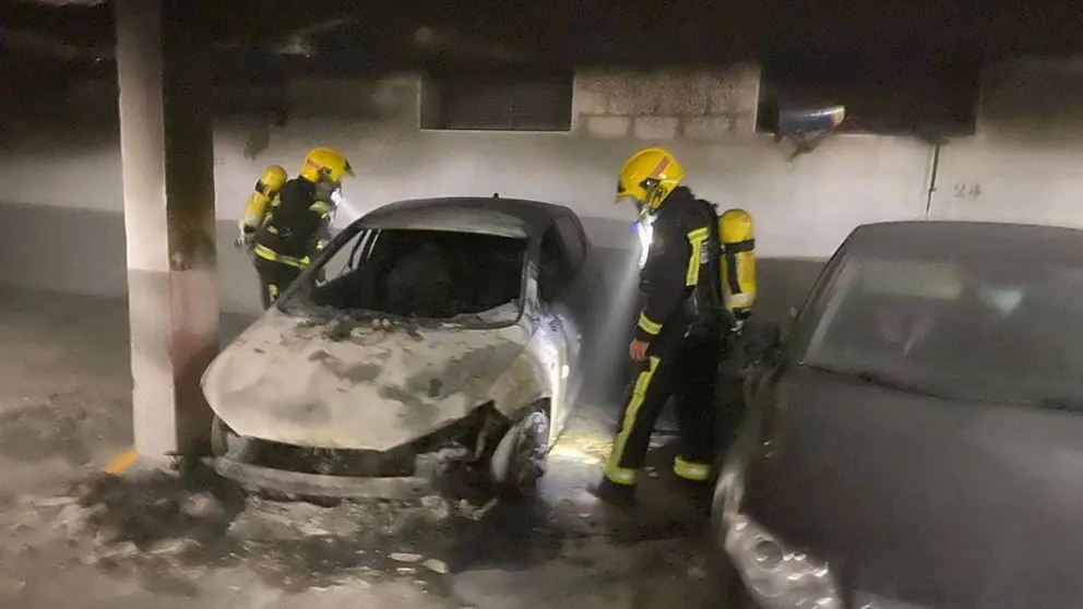 En llamas un coche en un garaje de El Ejido con un hombre dentro