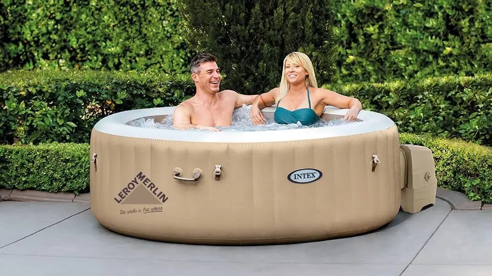 No hay nada m&aacute;s rom&aacute;ntico y divertido en verano que un spa hinchable: Leroy Merlin lo tiene