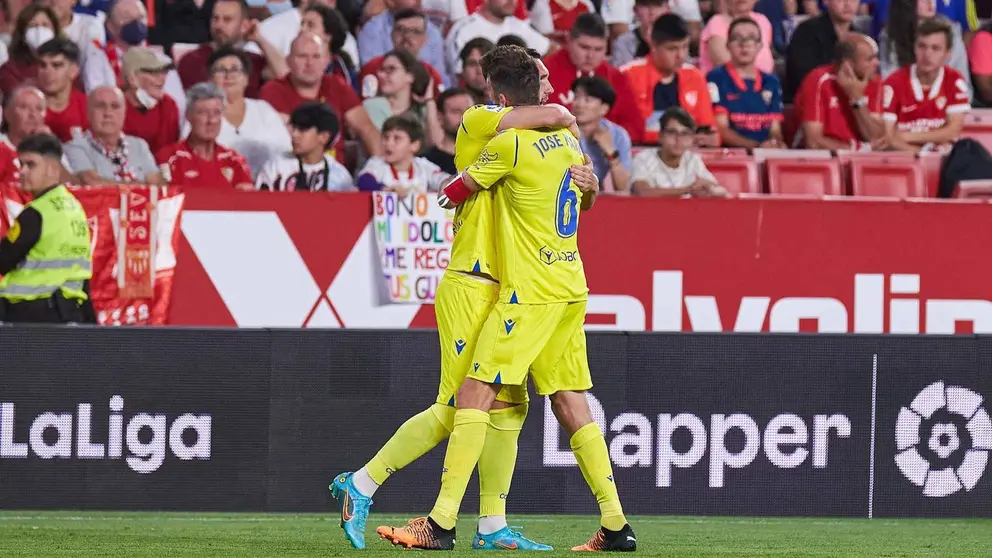 Jos&eacute; Mari y Lucas P&eacute;rez se abrazan tras el tanto del empate | Salvador L&oacute;pez Medina para El MIRA
