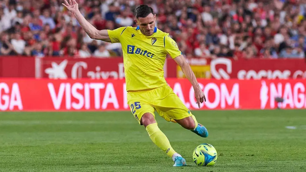 Lucas P&eacute;rez golpea el esf&eacute;rico que supuso el empate en el S&aacute;nchez-Pizju&aacute;n | Salvador L&oacute;pez Medina para El MIRA