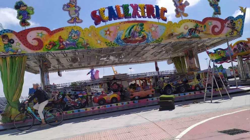 Inicio del montaje de los cacharritos en la Feria de Jerez