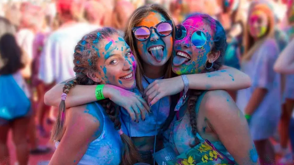 J&oacute;venes participantes en una carrera de  &lsquo;Holi Colours&rsquo;