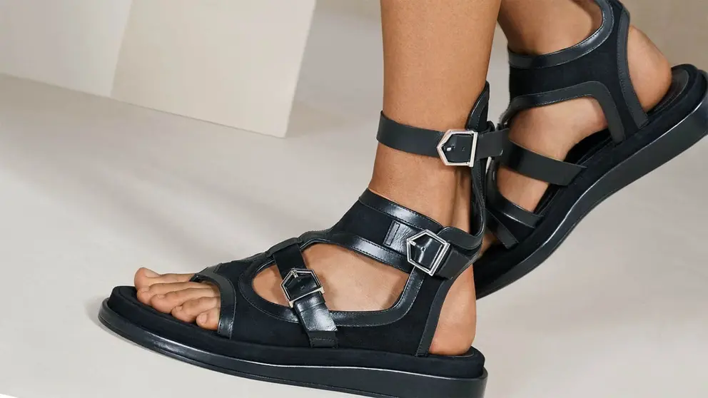 Las sandalias m&aacute;s altas del mundo (en blanco y negro) arrasan en Zara: moda de pasarela