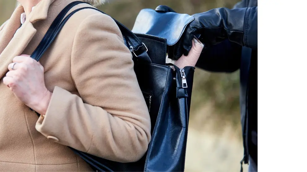 Roba 500 euros de un bolso a una persona mayor en Chiclana