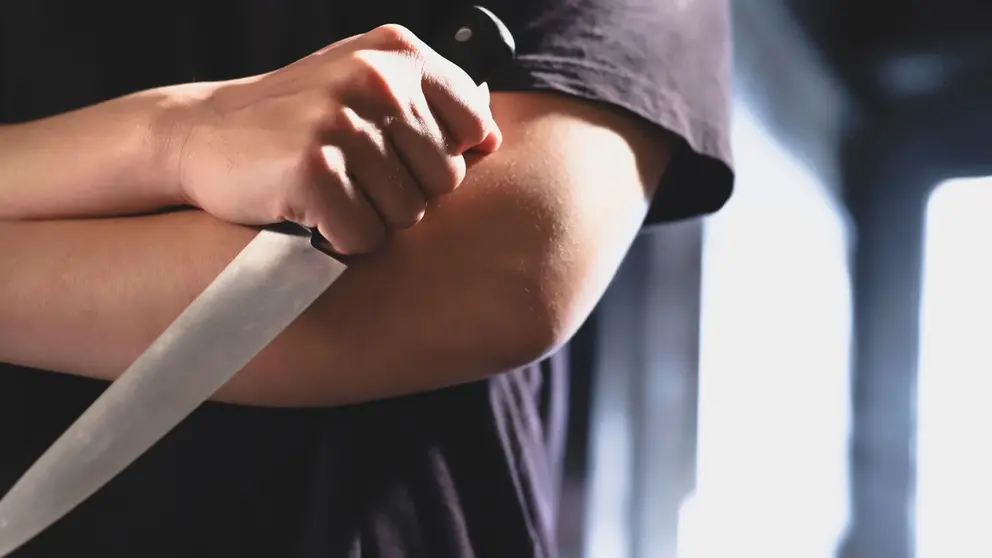 Un menor apu&ntilde;ala a su propio padre en una barriada de M&aacute;laga