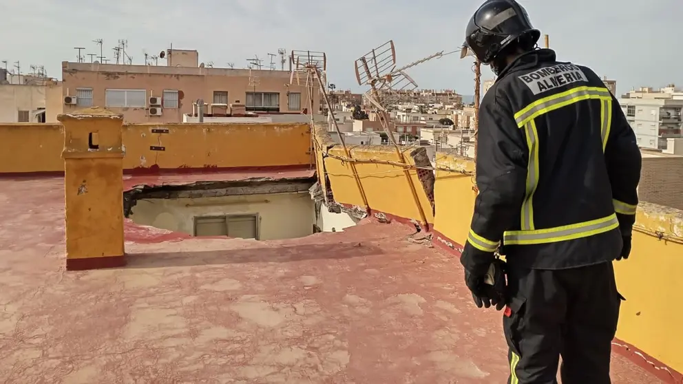 El desplome de un techo en Almer&iacute;a obliga a desalojar un edificio de 3 plantas