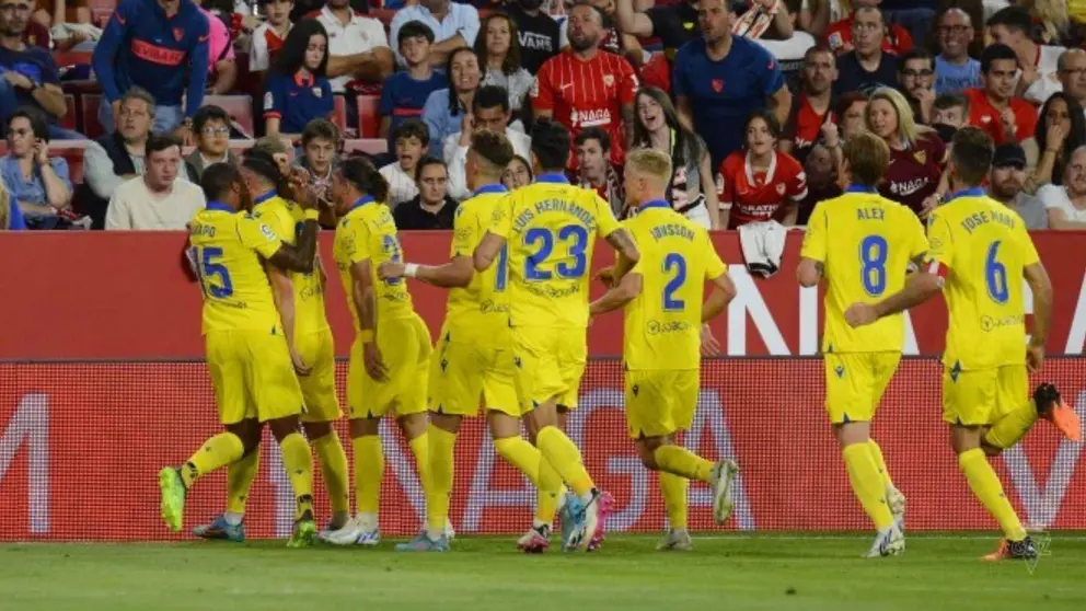 Los jugadores del C&aacute;diz CF celebran el tanto de Lucas P&eacute;rez en el S&aacute;nchez-Pizju&aacute;n | CCF