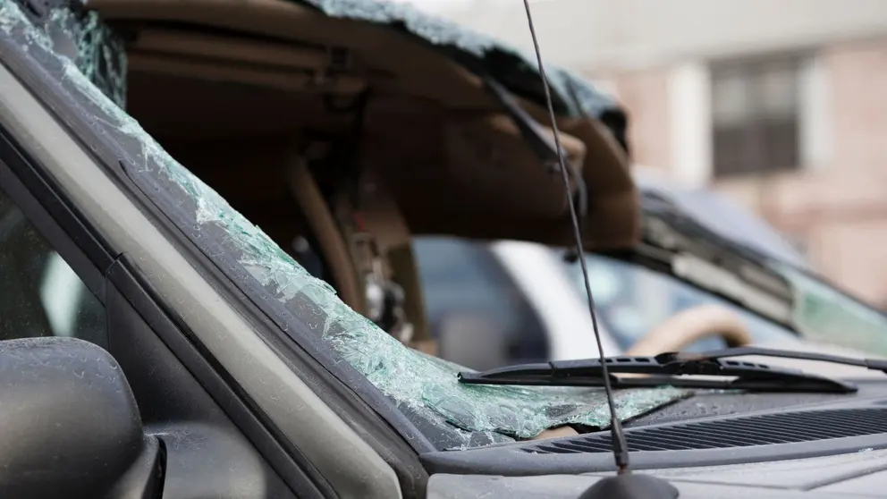 Impactante choque frontal entre 2 coches en la Urbanizaci&oacute;n Mijas Golf en M&aacute;laga