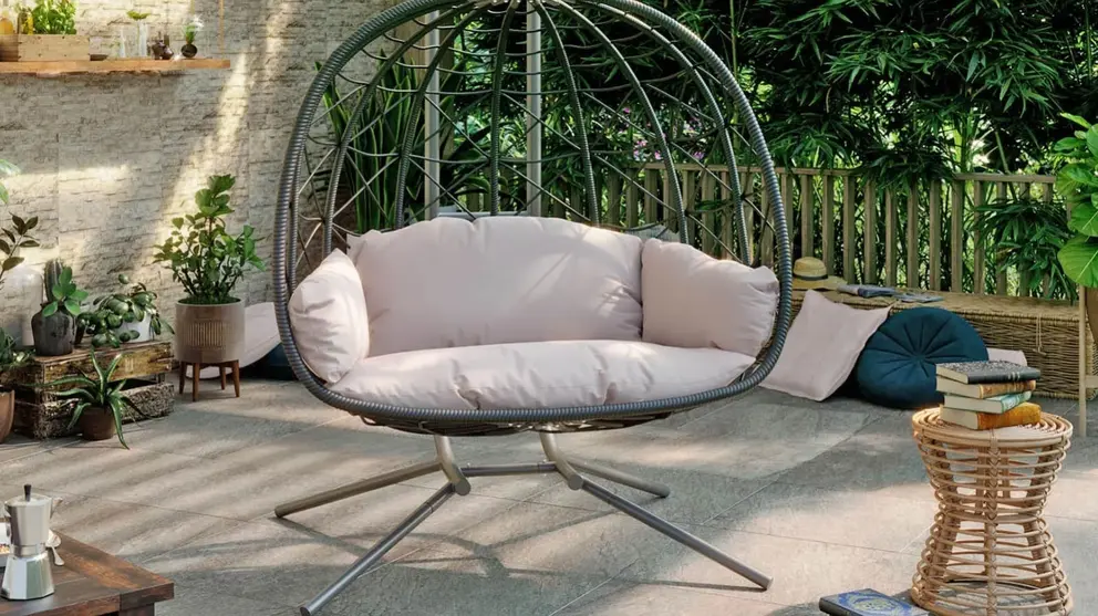 El sill&oacute;n colgante (para parejas) que llega a Leroy Merlin: arrasar&aacute; en terrazas y patios