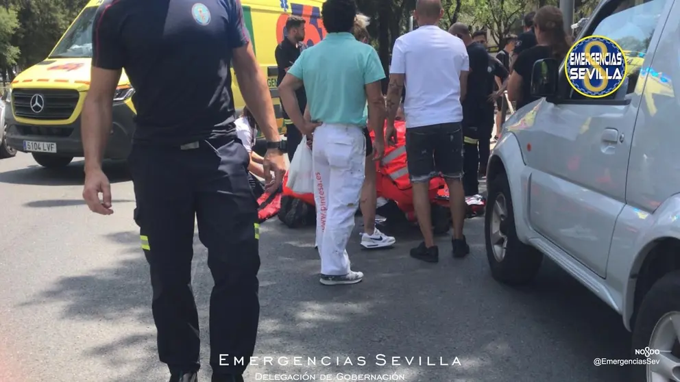 Un coche embiste a un motorista que acaba herido grave en Sevilla