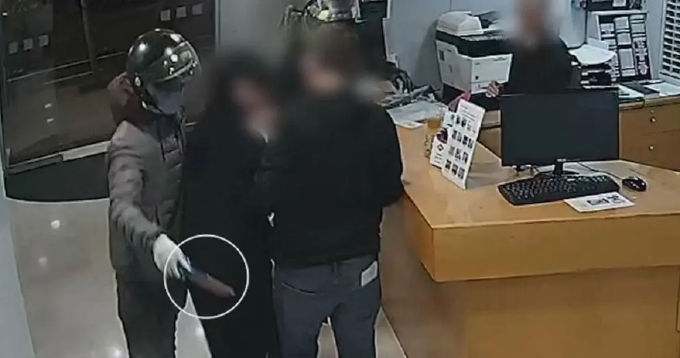 Roba en 5 comercios de Sevilla a punta de cuchillo ocultando su rostro