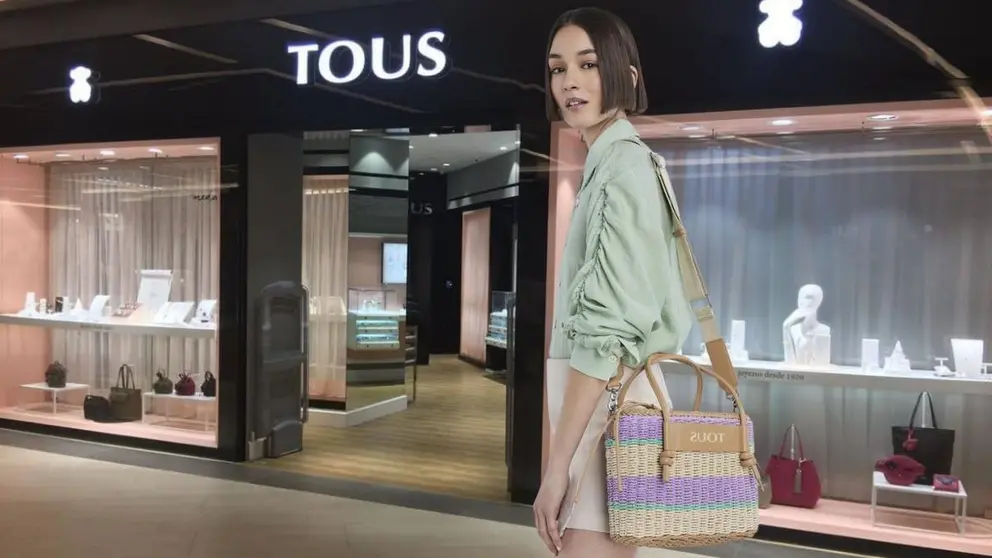 El bolso de Tous que se lleva en mayo y junio: vuelve la rafia con fuerza