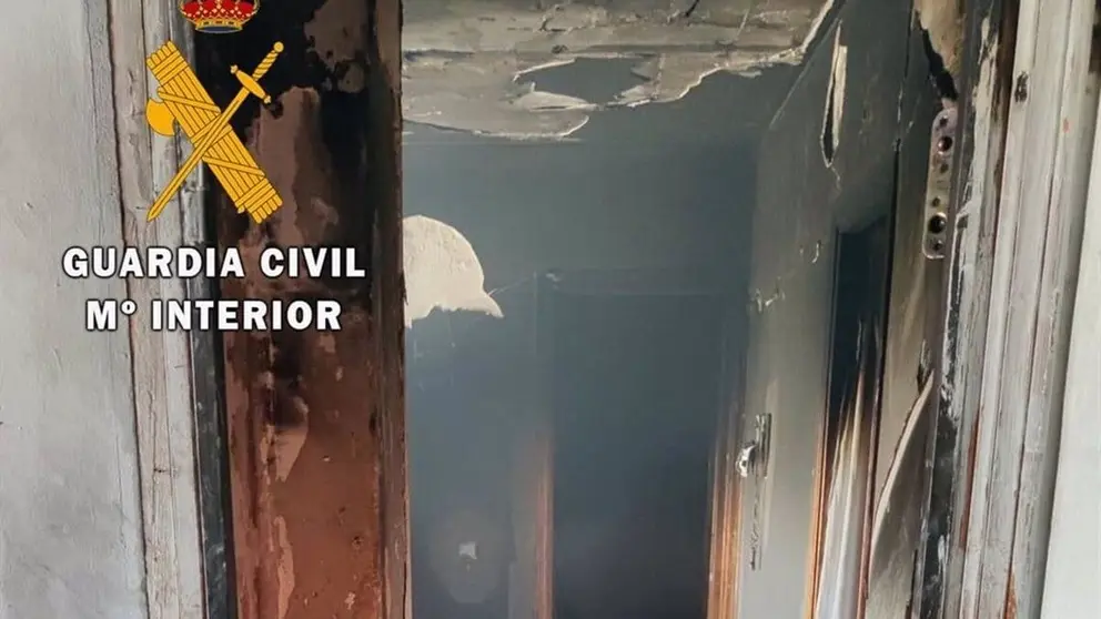 Un impactante incendio destruye una casa 'okupada' en Roquetas de Mar