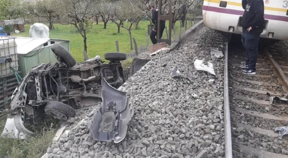 Un tren arrolla a un tractor en un paso a nivel a la altura de Ja&eacute;n