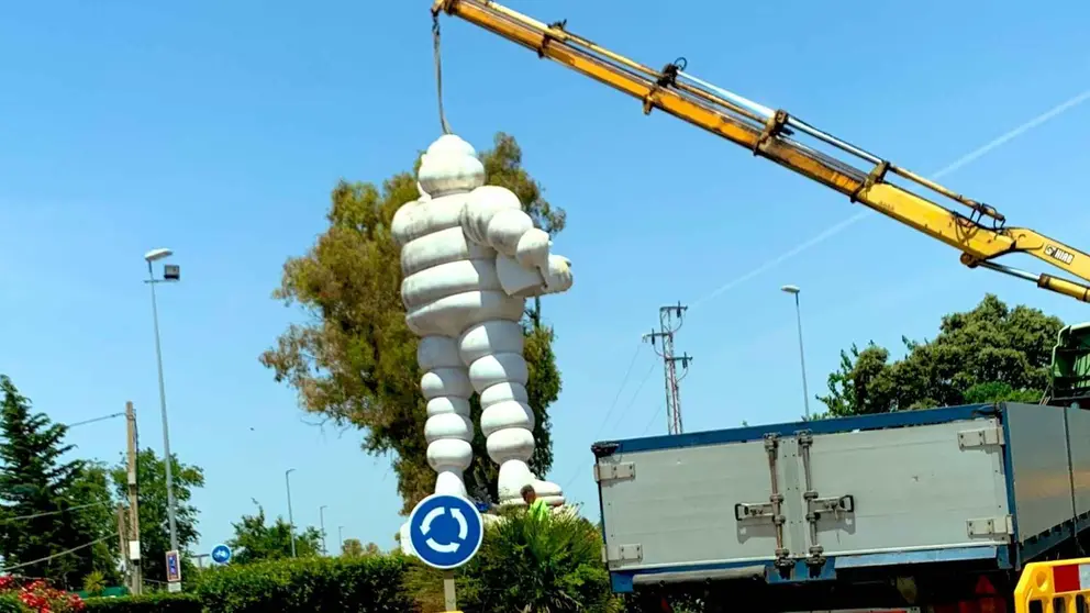 Una gr&uacute;a retira el mu&ntilde;eco de Michelin de su rotonda en Jerez