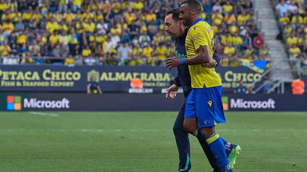 Carlos Akapo se retir&oacute; lesionado ante el Real Madrid tras una entrada de Eden Hazard | Salvador L&oacute;pez Medina para El MIRA