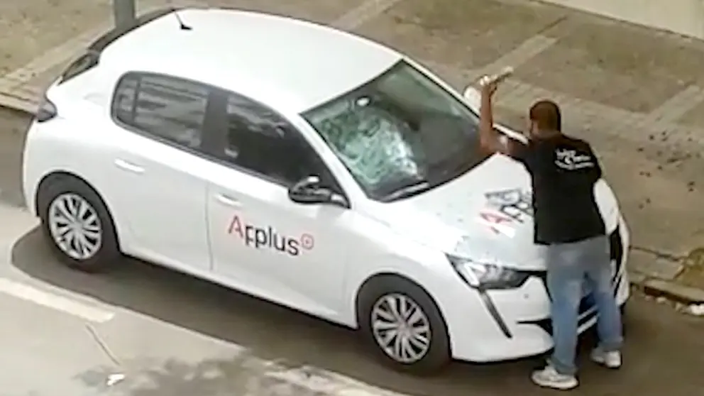 Destrozan coches a botellazos, patadas y palos en plena ma&ntilde;ana en Jerez