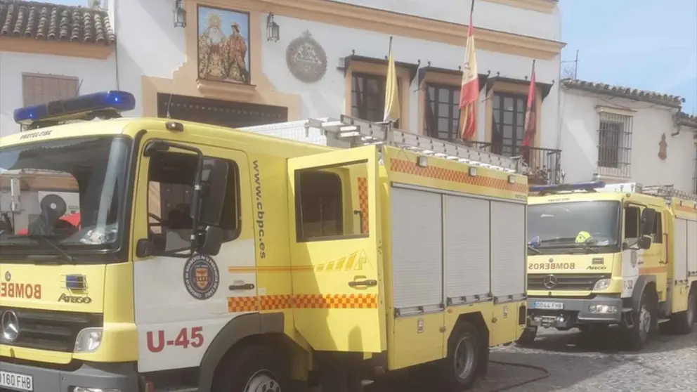 Bomberos actuando en el incendio en el barrio de San Mateo en Jerez