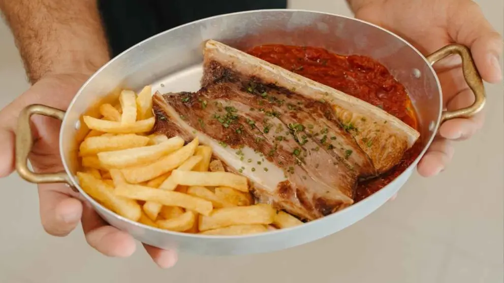 Chuleta de at&uacute;n de almadraba y frita de tomate de Bina Bar