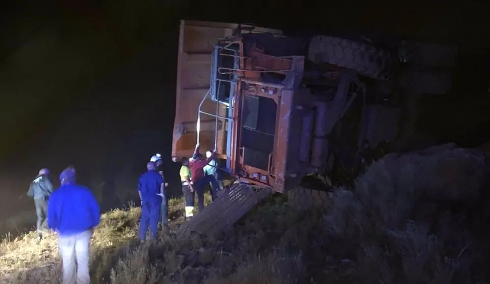 El conductor de un cami&oacute;n de gran tonelaje cae por un talud de unos 30 metros en Granada