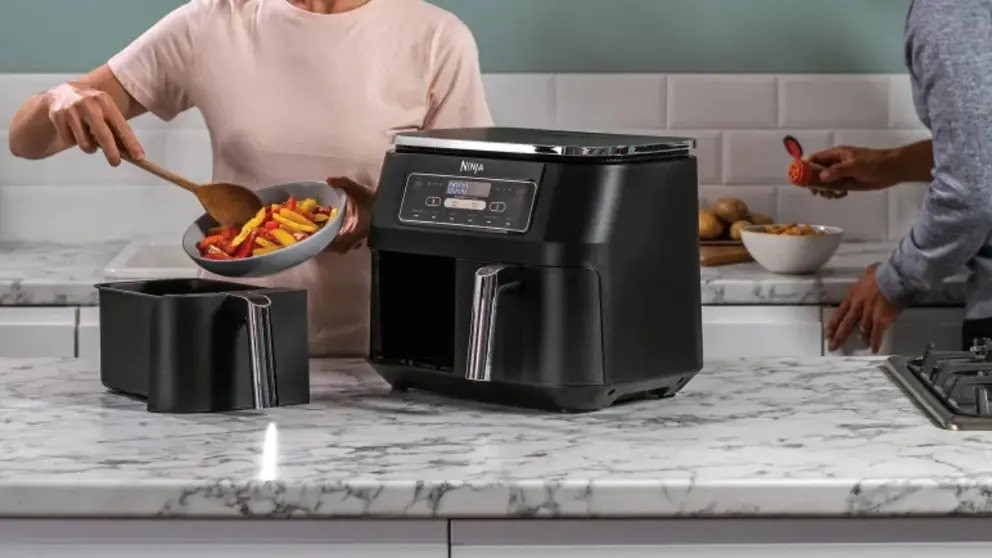 La freidora (sin aceite) Ninja de 8 litros para cocinar 2 cosas a la vez: lo m&aacute;s nuevo en Media Markt