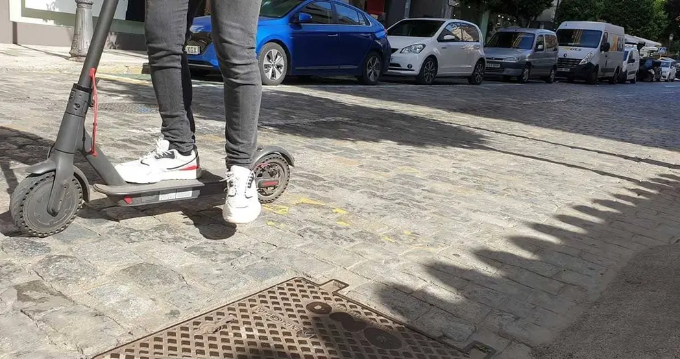 Muere un hombre de 75 a&ntilde;os atropellado por un patinete en Roquetas de Mar