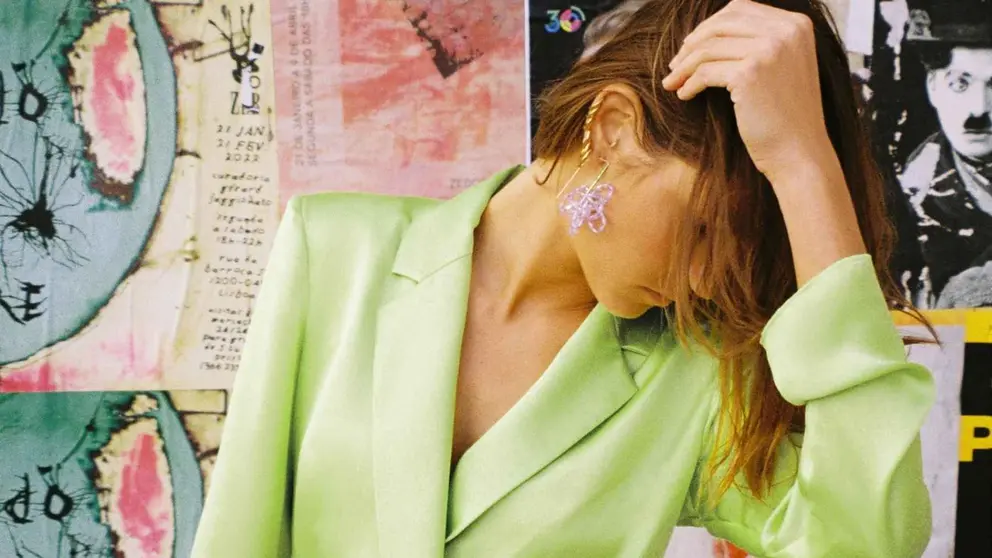 Vestido satinado con hombreras de Zara