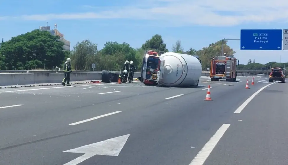 Un muerto tras volcar un cami&oacute;n en la A-49 a la altura de La Palma del Condado